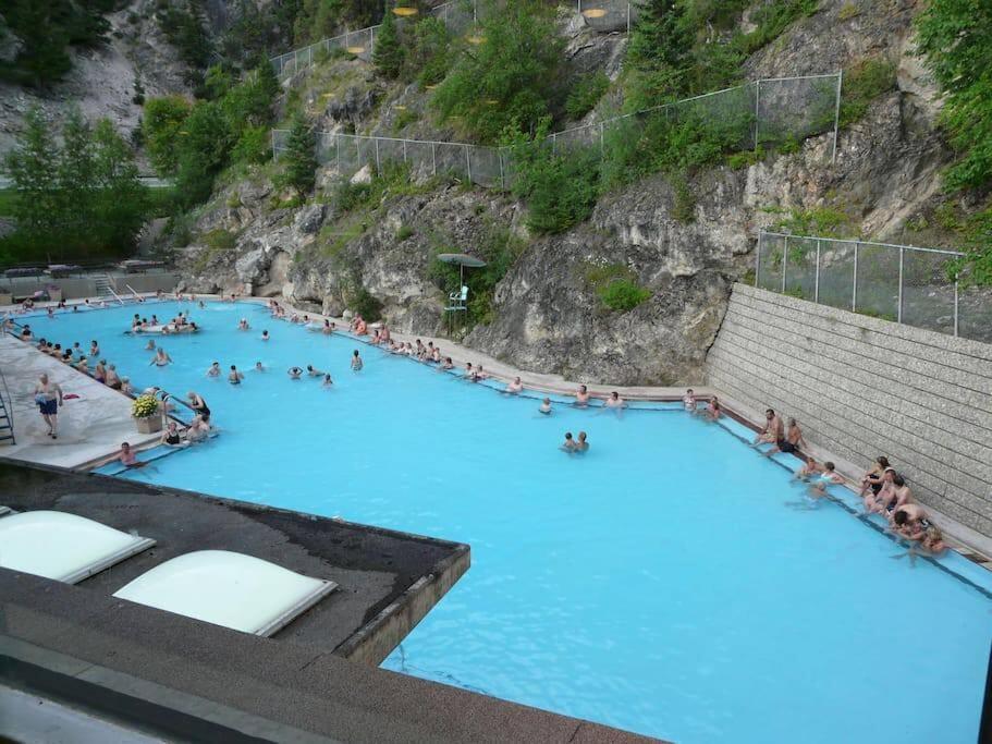 Light N Airy, Pool, Hot Tub, Pets, Ground Floor Appartement Invermere